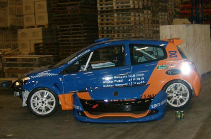 Sally Racing's Clio klar til afskibning i Rotterdam. med kurs mod Dubai.